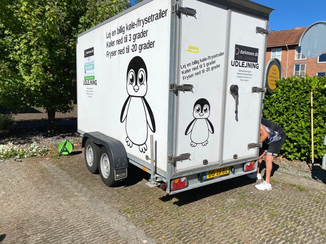 Opstilling og udlejning af køle fryse trailer til boligforening med møl